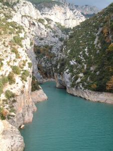 - une vue sur une rivière dans un canyon dans l'établissement Le Mas des Oliviers, à Gréoux-les-Bains