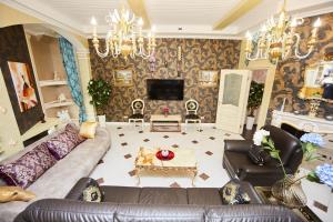 Μια τηλεόραση ή/και κέντρο ψυχαγωγίας στο Terrace Garden Seaside Apartments