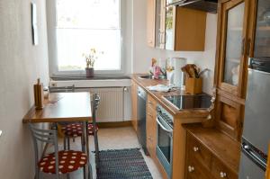 eine kleine Küche mit einem Tisch und einer Arbeitsplatte in der Unterkunft Quartier Annekathrin in Rudolstadt