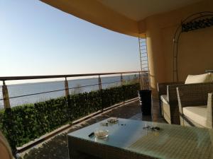 ママイアにあるCris Black Seaのテーブル付きの客室で、海の景色を望めます。