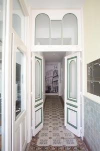 a hallway with doors and a tile floor at Wohnen am Schlossplatz Oldenburg in Oldenburg