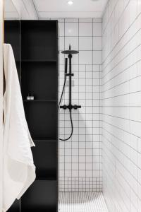 ボルドーにあるCentral Hostel Bordeaux Centreの黒と白のタイル張りのバスルーム(シャワー付)