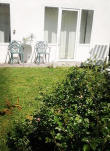dos bancos sentados en el porche de una casa en Monte Termine Country House, en Rioveggio