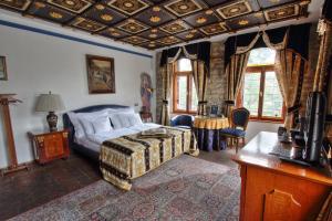 布拉格的住宿－U帕瓦酒店，卧室配有一张床和一张桌子及椅子
