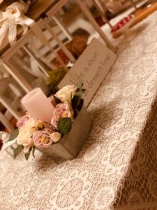 um ramo de flores cor-de-rosa sentado numa mesa em B&B Sul Garda em Castelnuovo del Garda