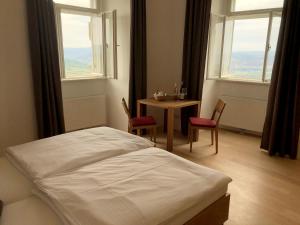 Gästehaus Benediktinerstift Göttweig - Bed & Breakfast Monastery客房内的一张或多张床位