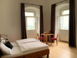 Gästehaus Benediktinerstift Göttweig - Bed & Breakfast Monastery客房内的一张或多张床位