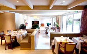 A seating area at Golden Tulip Bâle Mulhouse - Hôtel Restaurant