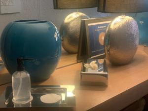 杜埃的住宿－拉帕特杜艾雷絲住宿加早餐旅館，一张带有蓝色花瓶的桌子和其他物品