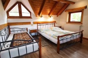 Postel nebo postele na pokoji v ubytování Wellness Penzion Na Kamyncu + 37 fotografií