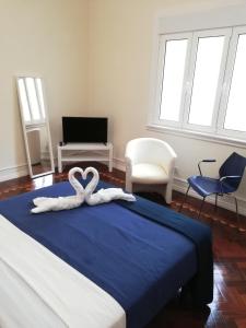 Un dormitorio con una cama con una decoración de corazón. en Blue Bairro Guesthouse, en Lisboa