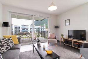 TV a/nebo společenská místnost v ubytování Modern 2 bedrooms apartment at Le Bouveret. Self-checkin.