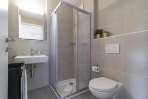 Koupelna v ubytování Modern 2 bedrooms apartment at Le Bouveret. Self-checkin. + 25 fotografií