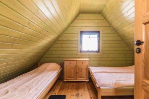 Un pat sau paturi într-o cameră la Domki Letniskowe