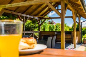 um copo de cerveja sentado numa mesa de madeira em Domki Letniskowe em Sztutowo