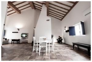 FortiosにあるAlmojanda 3 olive treeのリビングルーム(白いテーブル、椅子付)