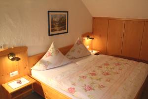 ein Schlafzimmer mit einem großen Bett mit Blumen darauf in der Unterkunft Ferienwohnungen Vogelrast in Berchtesgaden