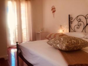 a bedroom with two beds and a window at Casa Pesce in Ponza