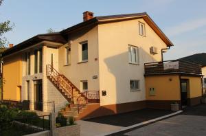 un bâtiment avec un escalier sur son côté dans l'établissement Apartment and room Anica, à Tolmin