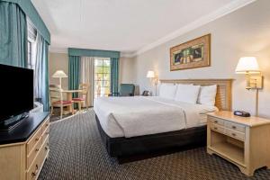 Tempat tidur dalam kamar di La Quinta Inn by Wyndham Tampa Bay Pinellas Park Clearwater
