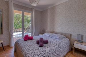 Een bed of bedden in een kamer bij Villa Cavalaire sur Mer