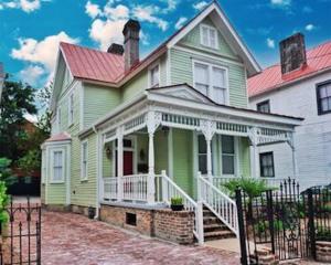 uma casa verde e branca com um telhado vermelho em Luxurious Private Suites in Downtown Charleston em Charleston