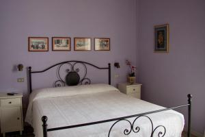 1 dormitorio con 1 cama con colcha blanca en Buonanotte, en Lucca