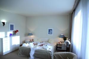 a bedroom with a bed with white sheets and pillows at Hotel zur Altstadt in Freudenberg