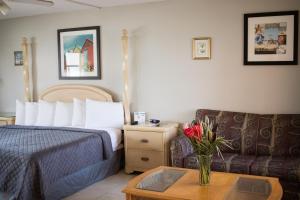 A bed or beds in a room at Riptide Oceanfront Hotel