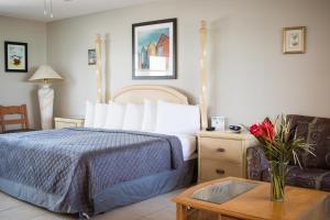 A bed or beds in a room at Riptide Oceanfront Hotel