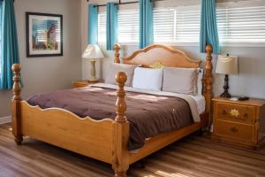 A bed or beds in a room at Riptide Oceanfront Hotel