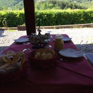 uma mesa com cestos de comida numa toalha de mesa roxa em Le Chalet del Pollino em Rotonda