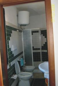 bagno con servizi igienici e lavandino di Villetta Mirto a Siniscola