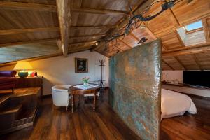 Schlafzimmer mit einem Bett, einem Tisch und einer Badewanne in der Unterkunft Locanda dello Spuntino in Grottaferrata