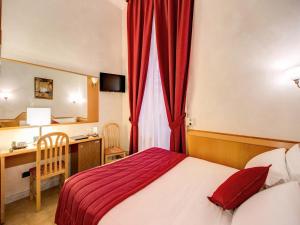 Postel nebo postele na pokoji v ubytování Hotel Giotto Flavia
