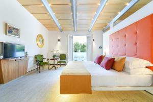 een slaapkamer met een groot bed en een flatscreen-tv bij DA Rooms in Sorrento