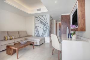 Posezení v ubytování Royalton Negril, An Autograph Collection All-Inclusive Resort