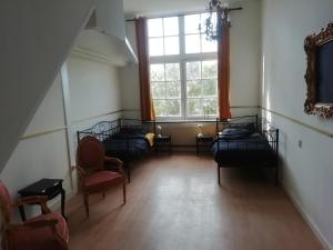 Zimmer mit 2 Betten und einem Fenster in der Unterkunft B&B de Hoop in Workum