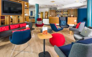 Loungen eller baren på Holiday Inn Express Burton on Trent, an IHG Hotel