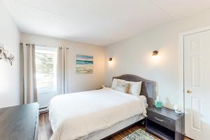 1 dormitorio con cama y ventana en Wintergreen, en Blue Mountains
