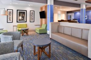 Holiday Inn Express - Early, an IHG Hotel في Early: غرفة انتظار مع أريكة وكراسي