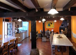 a kitchen and dining room with a table and chairs at Casa Rural Madera y Sal in Salinas de Añana
