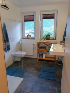 Kylpyhuone majoituspaikassa Ferienwohnungen Hechenblaikner