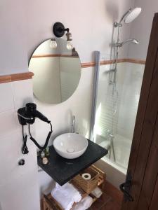 y baño con lavabo, espejo y ducha. en Hotel El Picón de Sierra Nevada, en Jerez del Marquesado