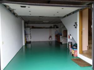pasillo con suelo verde en una habitación en Casa Leo, en Cee