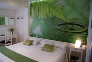 1 dormitorio con 1 cama con una pintura verde en la pared en Mélida Ostatua en Ermua