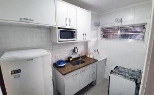 Virtuvė arba virtuvėlė apgyvendinimo įstaigoje Apto 2 quartos próximo da Paulista