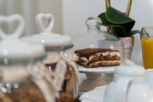 un trozo de pastel en un plato en una mesa en B.&.B Maison La Dama, en Maruggio
