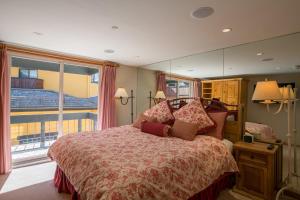 um quarto com uma cama grande e um espelho grande em Creekside Vail Village by Vail Realty em Vail