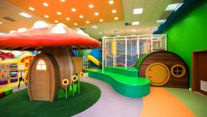 uma sala de jogos para crianças com uma casa de cogumelos em Tauá Hotel & Convention Atibaia em Atibaia